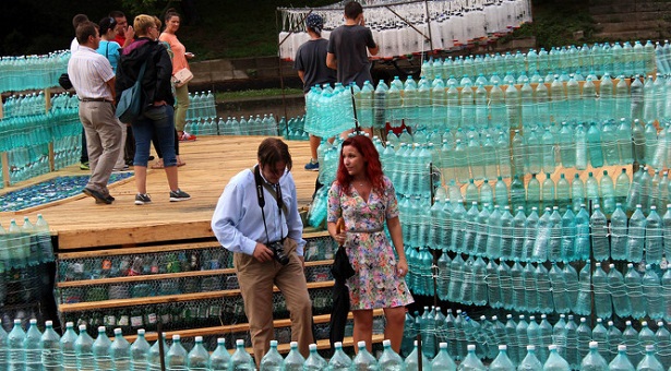 Ακτιβιστές έφτιαξαν γέφυρα από 104.502 μπουκάλια