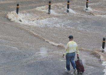 Άνοιξαν οι ουρανοί στα βόρεια προάστια