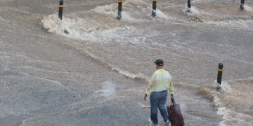 Άνοιξαν οι ουρανοί στα βόρεια προάστια