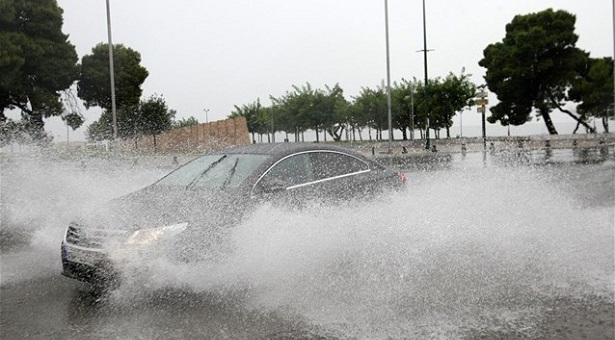 Κακοκαιρία σε όλη τη χώρα με βροχές και καταιγίδες
