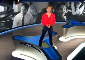 Παρουσιάστρια ανακοινώνει την είδηση του θανάτου του Ρόμπιν Ουίλιαμς πάνω στο τραπέζι. (βίντεο)