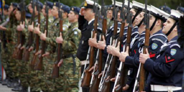 Ένστολοι: Αυξήσεις από το Νοέμβριο - Αναλυτικά τα ποσά ανά βαθμό