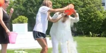 Οι Κένεντι μπουγελώνονται δημοσίως (βίντεο)