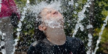 Ο καύσωνας και οδηγίες για το πώς θα επιβιώσετε