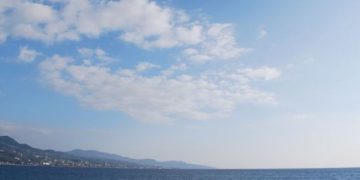 Ζέστη, συννεφιά και βροχή - Τα έχει όλα ο καιρός σήμερα