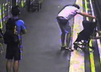 Απίστευτο: Μωρό έπεσε στις ράγες, στο μετρό του Λονδίνου (βίντεο)