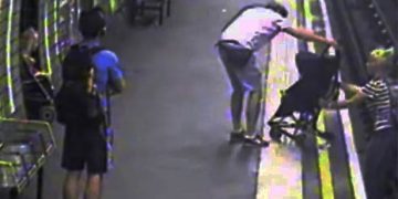 Απίστευτο: Μωρό έπεσε στις ράγες, στο μετρό του Λονδίνου (βίντεο)