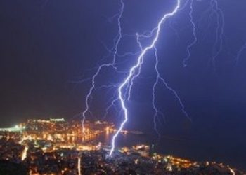 Κεραυνός κάνει τη νύχτα-μέρα στην Καβάλα