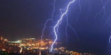 Κεραυνός κάνει τη νύχτα-μέρα στην Καβάλα