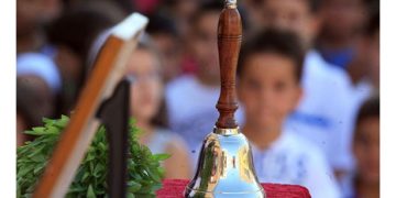 Αγιασμός με 12.000 λιγότερους εκπαιδευτικούς