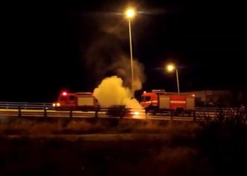 Έσωσαν 35χρονη από το φλεγόμενο αυτοκίνητό της