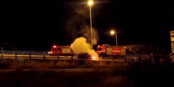 Έσωσαν 35χρονη από το φλεγόμενο αυτοκίνητό της