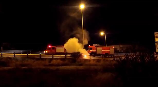 Έσωσαν 35χρονη από το φλεγόμενο αυτοκίνητό της