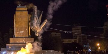 Τέλος εποχής για τον Λένιν και στο Χάρκοβο της Ουκρανίας (βίντεο-φωτο)