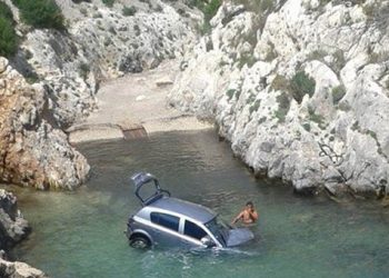 Απίστευτο περιστατικό στη Ζάκυνθο: Αυτοκίνητο έπεσε σε παραλία!