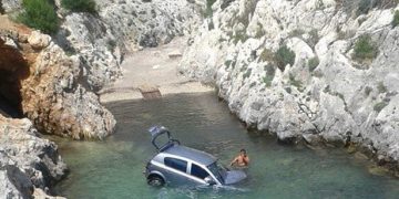 Απίστευτο περιστατικό στη Ζάκυνθο: Αυτοκίνητο έπεσε σε παραλία!