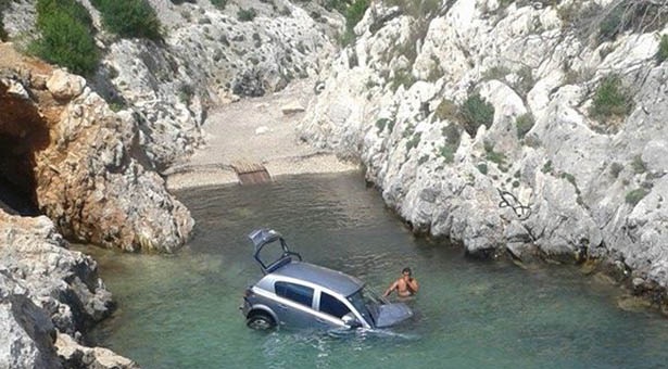 Απίστευτο περιστατικό στη Ζάκυνθο: Αυτοκίνητο έπεσε σε παραλία!