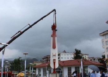 Ποντιακή λύρα γίγαντας τοποθετήθηκε σε αρχαία ελληνική πόλη!