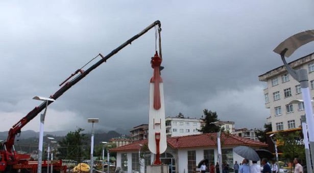 Ποντιακή λύρα γίγαντας τοποθετήθηκε σε αρχαία ελληνική πόλη!