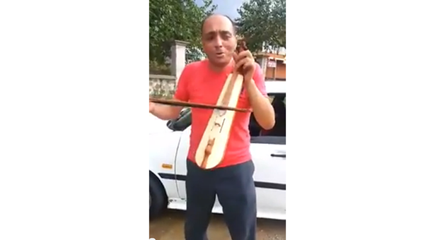 Τον έπιασαν τροχονόμοι και τους έπαιξε ποντιακή λύρα για να τον αφήσουν! (βίντεο)