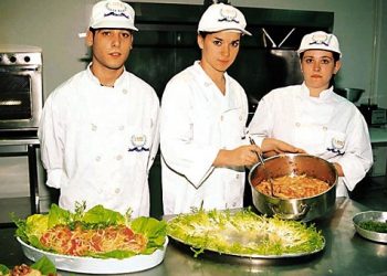 Εκπαίδευση για μάγειρες, τεχνικούς κι αρτοποιούς