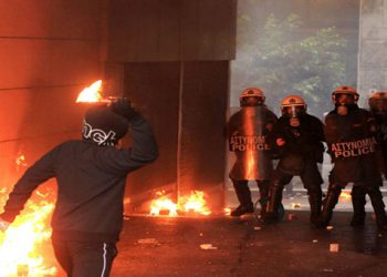 «Έβρεξε» μολότοφ στα Εξάρχεια τη νύχτα