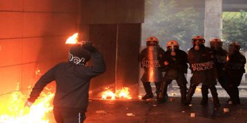 «Έβρεξε» μολότοφ στα Εξάρχεια τη νύχτα