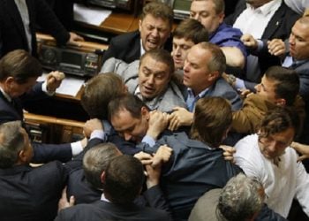 Έπεσαν μπουνιές στην ουκρανική Βουλή (βίντεο)