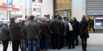 ΕΝΦΙΑ: Ουρές στις τράπεζες -  Ανοιχτά ΕΛΤΑ και Εθνική τράπεζα έως τις 20.30