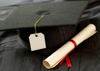 «Ο άντρας μου, δημοτικός υπάλληλος με πλαστό πτυχίο», παραδέχεται βουλευτής