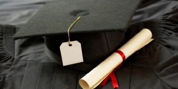 «Ο άντρας μου, δημοτικός υπάλληλος με πλαστό πτυχίο», παραδέχεται βουλευτής