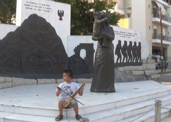 Βίντεο: Ο μικρός Άγγελος παίζει ποντιακή λύρα μπροστά στο Μνημείο Γενοκτονίας
