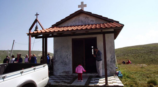 Η Θεία Λειτουργία και το μουχαπέτ στο Παρεκκλήσι του Προφήτη Ηλία στο Παρχάρ Ροδοχωρίου