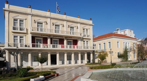 Αγόραζαν κουρτίνες, μοκέτες και στόρια με λεφτά του δήμου Πύργου