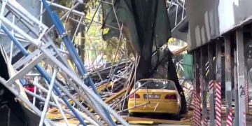 Σφοδρός άνεμος διέλυσε σκαλωσιά και τραυμάτισε κόσμο στην Πόλη (βίντεο)