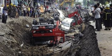 Ταιβάν: Φονικός κρατήρας από εκρήξεις σε αγωγό φυσικού αερίου (φωτογραφίες)