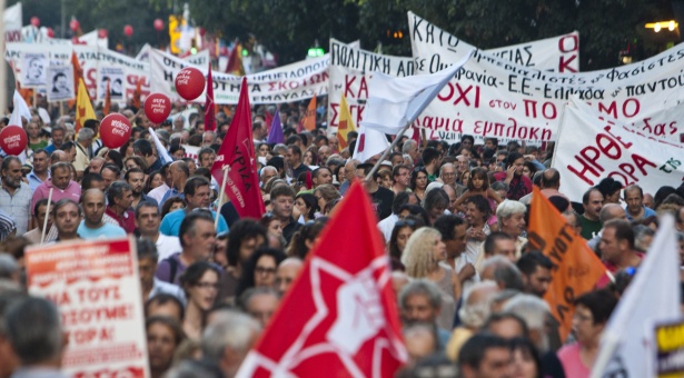 Θεσσαλονίκη - Διαδηλώσεις: Παλμός και συνθήματα σε μια πόλη-φρούριο (φωτο-βίντεο)