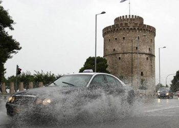 Θεσσαλονίκη: Ποτάμια οι δρόμοι από το πρωινό μπουρίνι