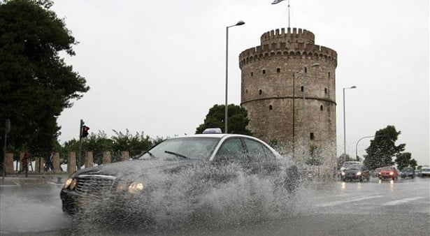 Θεσσαλονίκη: Ποτάμια οι δρόμοι από το πρωινό μπουρίνι
