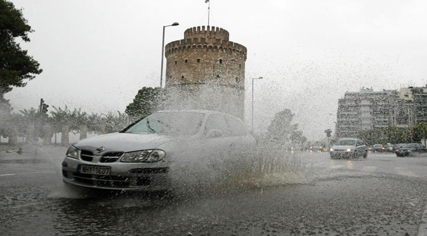 Κλειστοί πολλοί δρόμοι στη Θεσσαλονίκη λόγω της νεροποντής