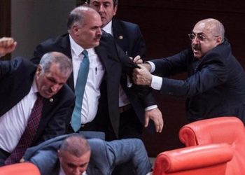 Σε ρινγκ μετατράπηκε το τουρκικό κοινοβούλιο (βίντεο)