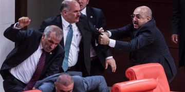Σε ρινγκ μετατράπηκε το τουρκικό κοινοβούλιο (βίντεο)