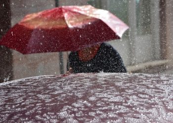 Μέτωπο ισχυρών καταιγίδων επηρεάζει τη χώρα – Χαλάζι και στην Αττική