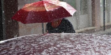 Μέτωπο ισχυρών καταιγίδων επηρεάζει τη χώρα – Χαλάζι και στην Αττική