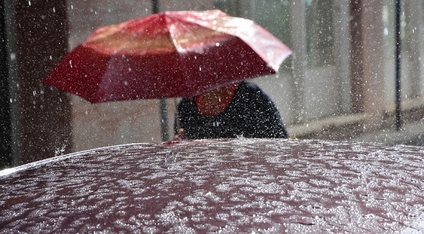 Μέτωπο ισχυρών καταιγίδων επηρεάζει τη χώρα – Χαλάζι και στην Αττική