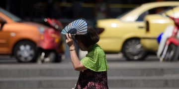 «Μίνι» καύσωνας στα κεντρικά και νότια, δροσιά από Δευτέρα