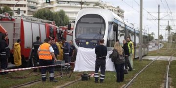 Νεκρή η γυναίκα που παρασύρθηκε από τραμ στον Φλοίσβο