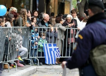 Παρελάσεις με κάγκελα και αστυνομία