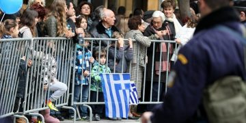 Παρελάσεις με κάγκελα και αστυνομία
