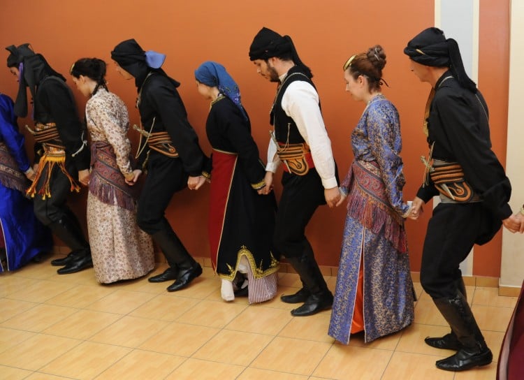 Μέλη του Συλλόγου Ποντίων Πετρούπολης & Ιλίου «Μανουήλ Κομνηνός» (φωτο: Βαλεντίνα Ουσταμπασίδου)